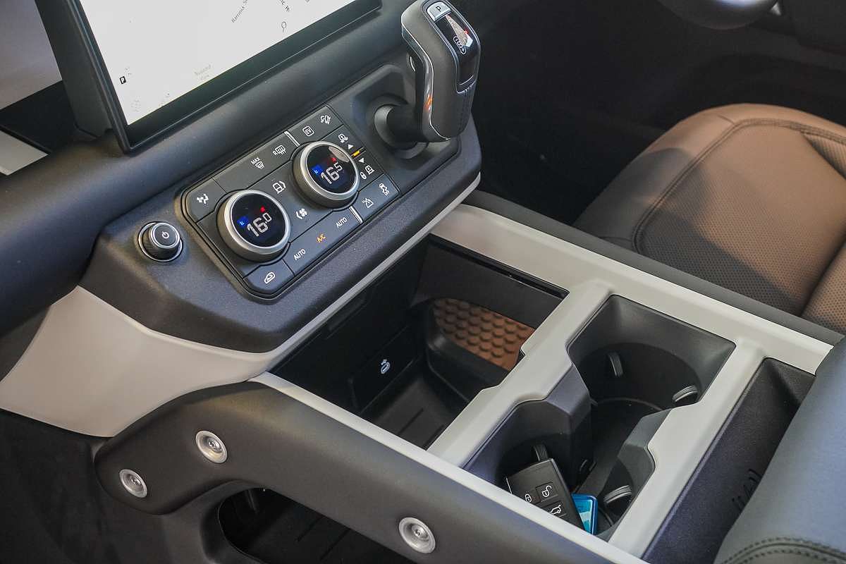 2025 Land Rover Defender 110 P400e X-Dynamic SE L663