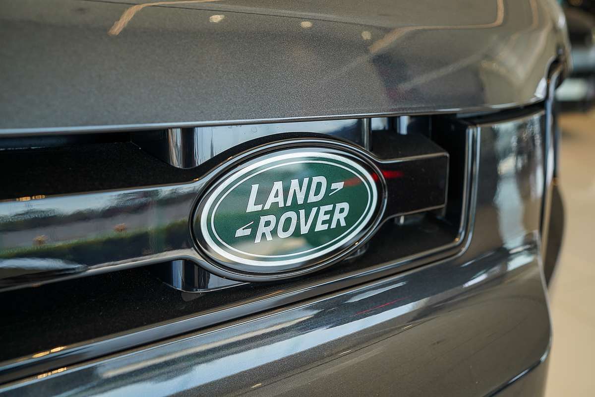 2025 Land Rover Defender 110 P400e X-Dynamic SE L663