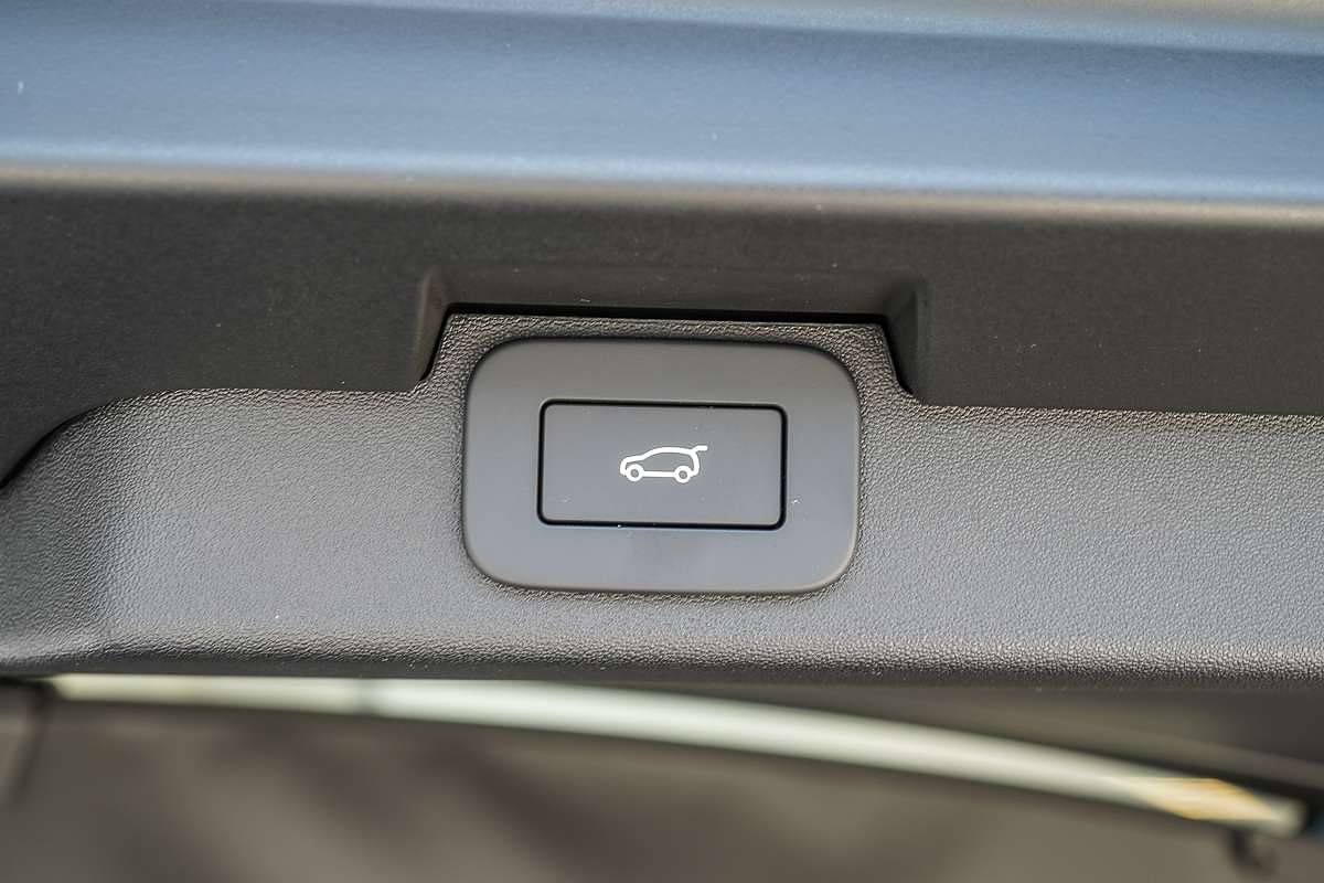 2024 Land Rover Discovery D350 S Series 5