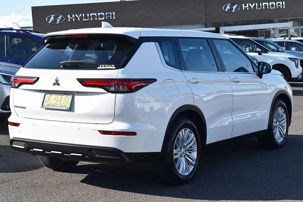 2024 Mitsubishi Outlander ES ZM
