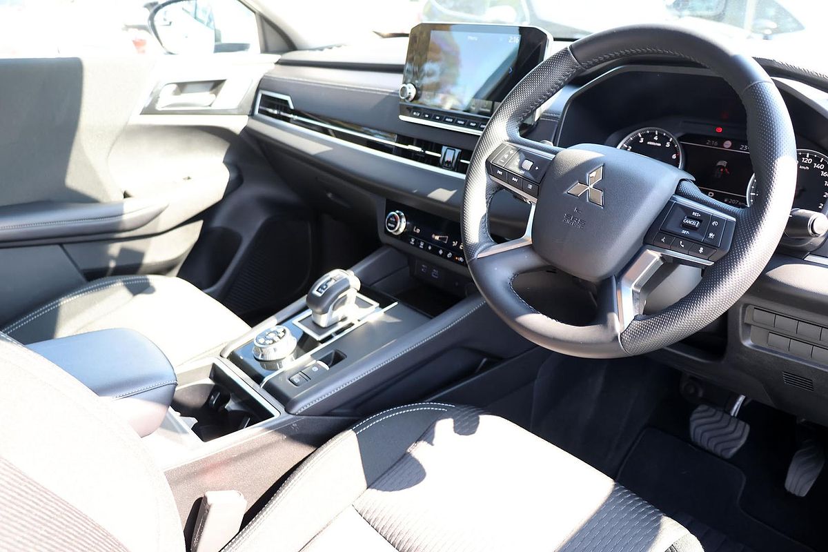 2024 Mitsubishi Outlander LS ZM