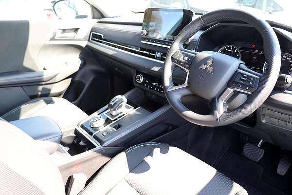 2024 Mitsubishi Outlander LS ZM