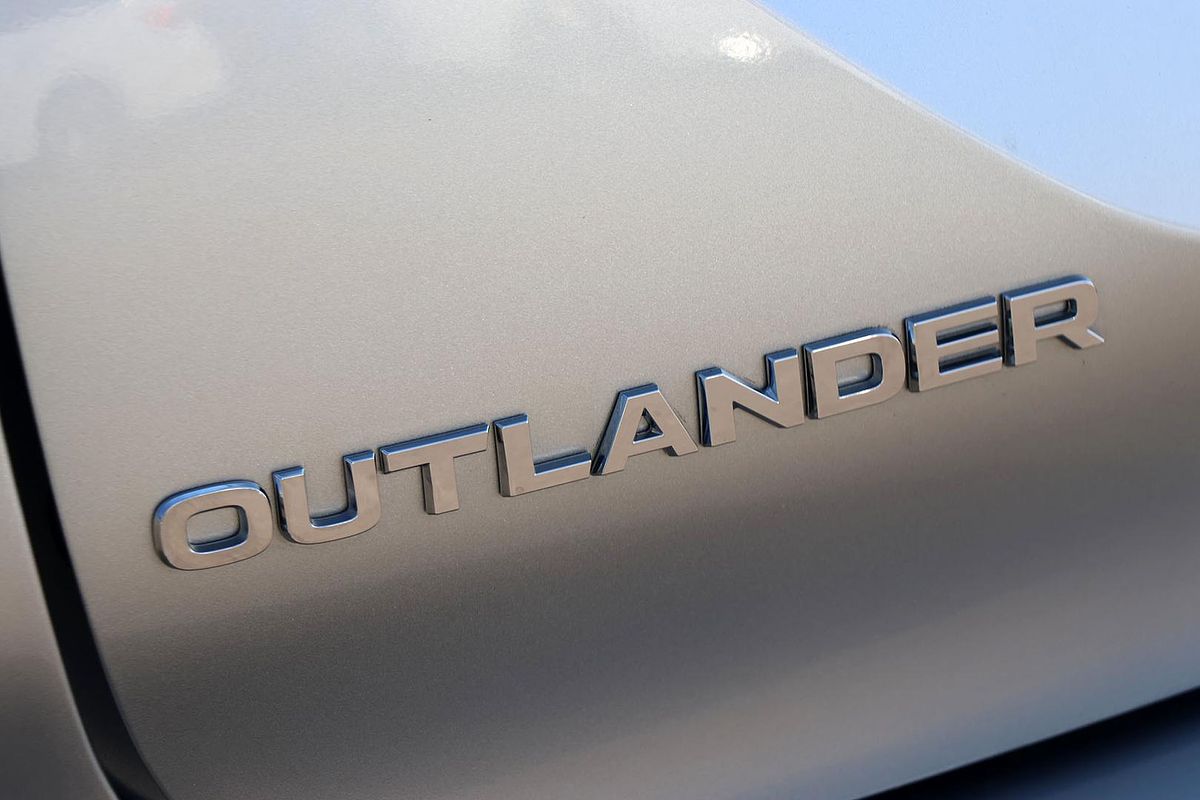 2024 Mitsubishi Outlander LS ZM