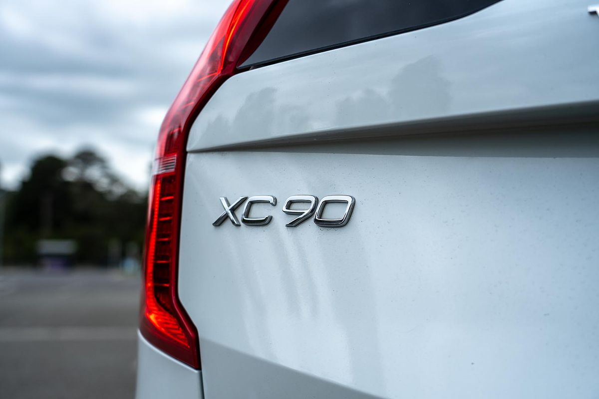 2022 Volvo XC90 Recharge Ultimate T8 Plug-In Hybrid