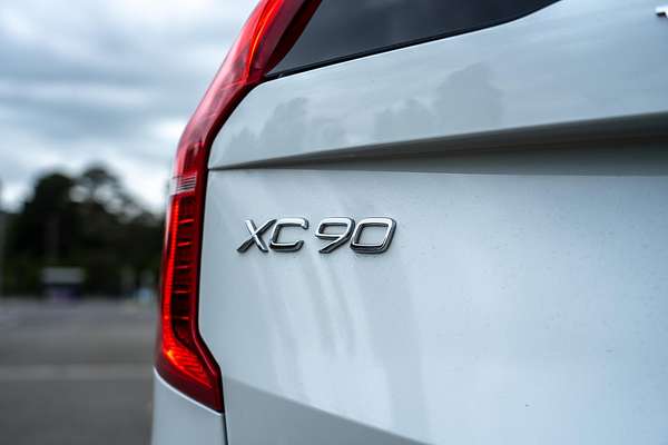 2022 Volvo XC90 Recharge Ultimate T8 Plug-In Hybrid