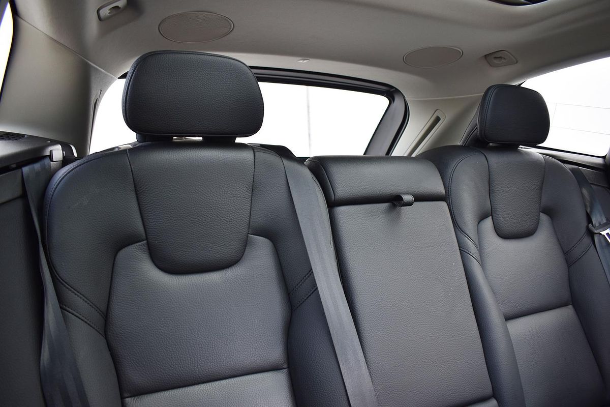 2023 Volvo XC60 Ultimate B5 Bright