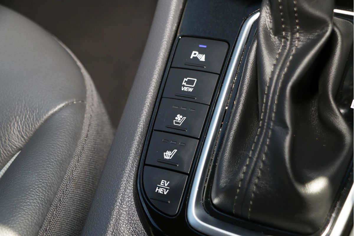2020 Hyundai IONIQ Plug-in Premium AE.3
