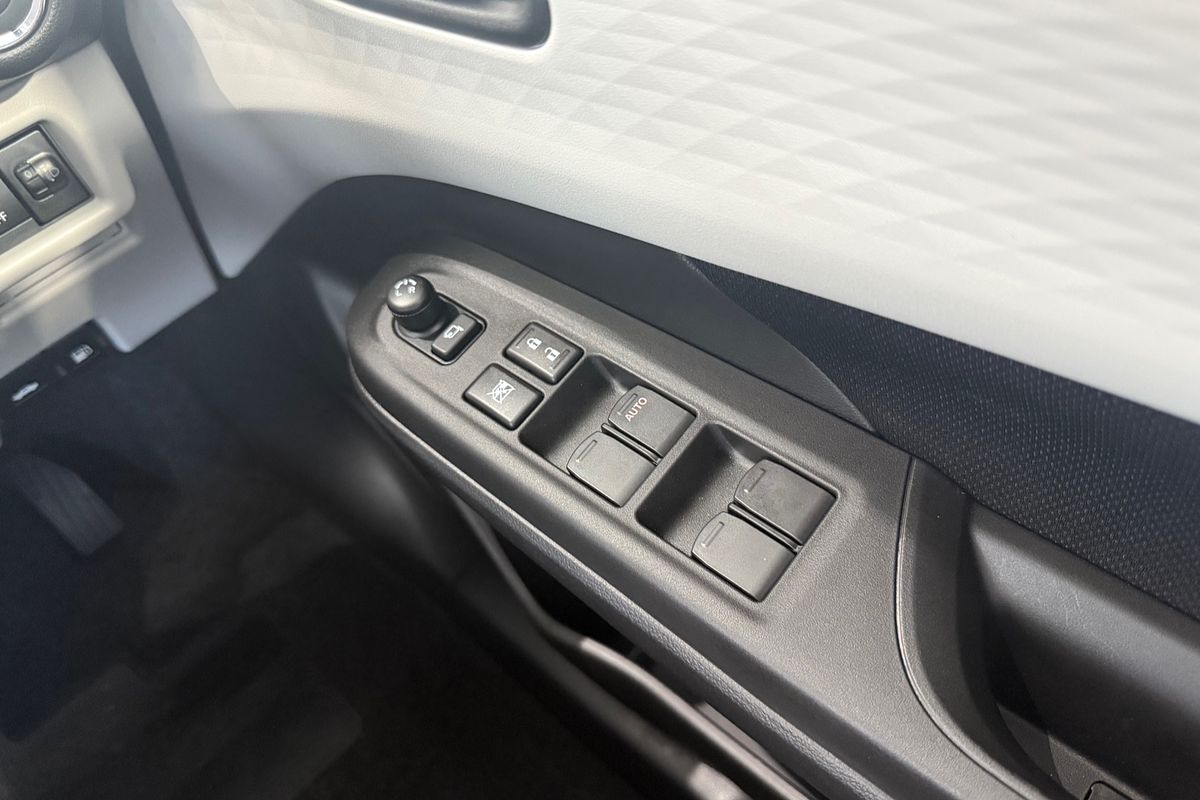 2025 Suzuki Swift Hybrid GLX UZ