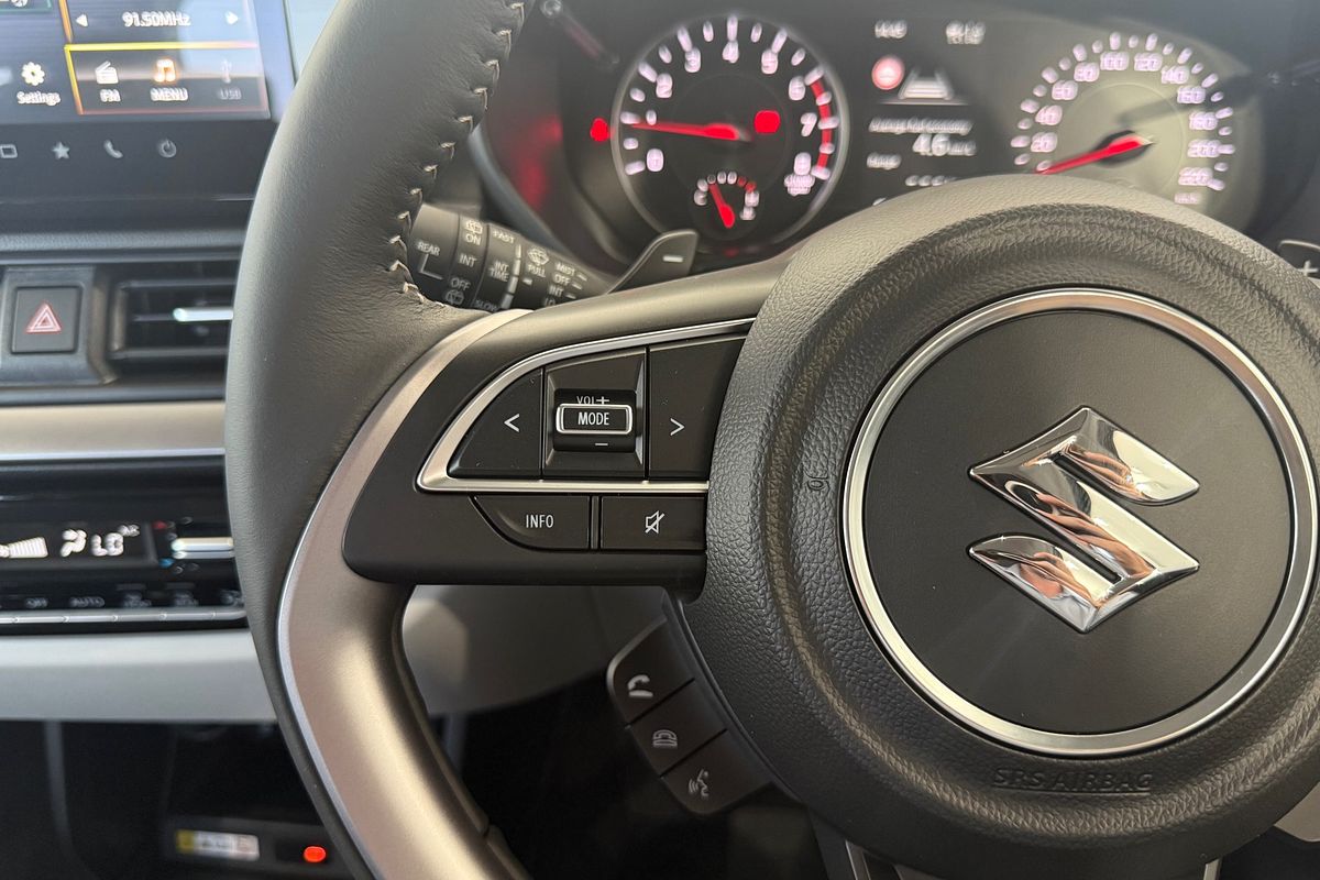 2025 Suzuki Swift Hybrid GLX UZ