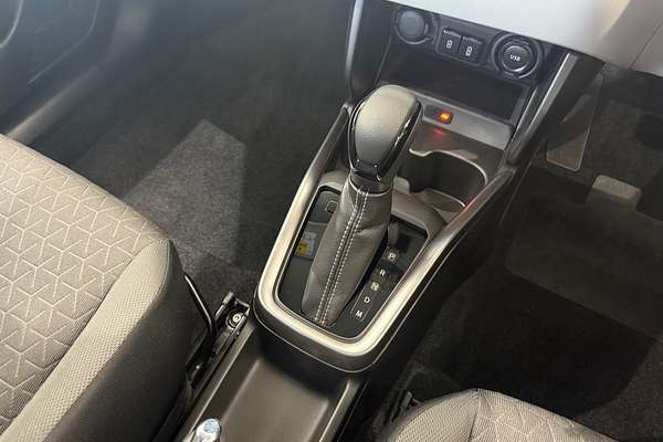 2025 Suzuki Swift Hybrid GLX UZ