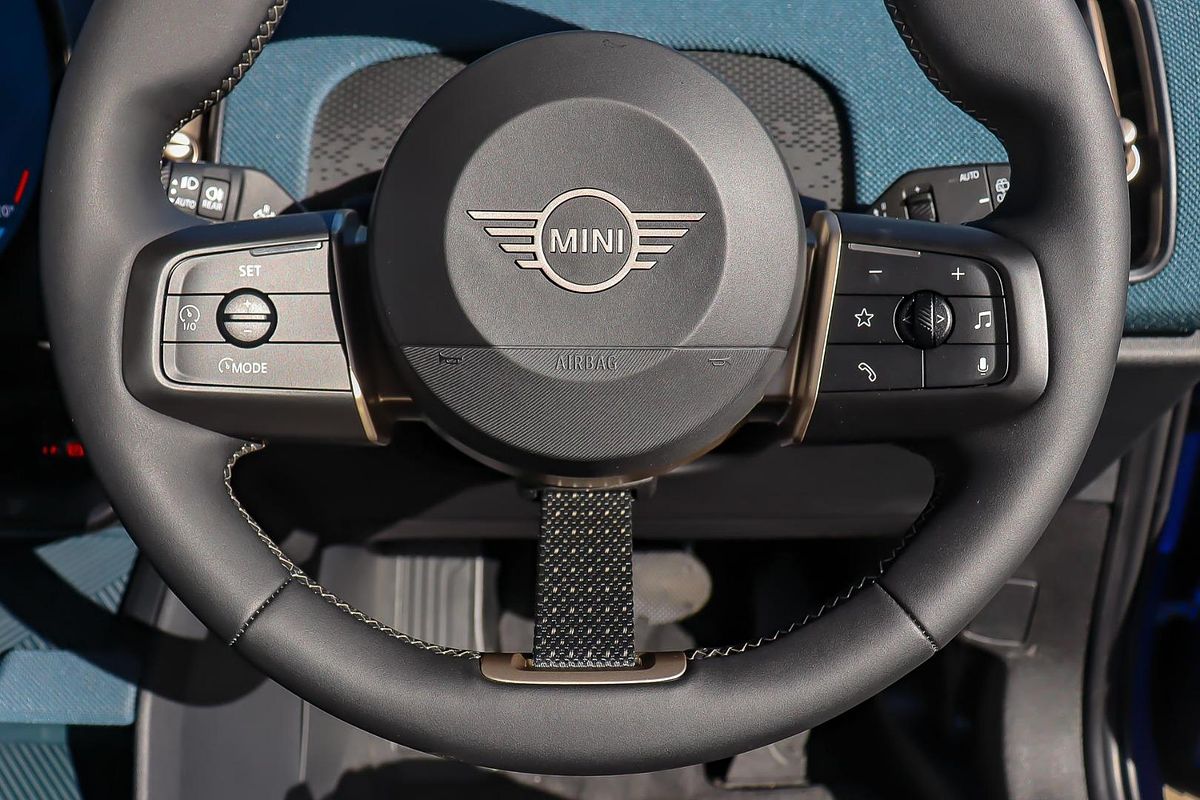 2025 MINI Countryman S Favoured U25