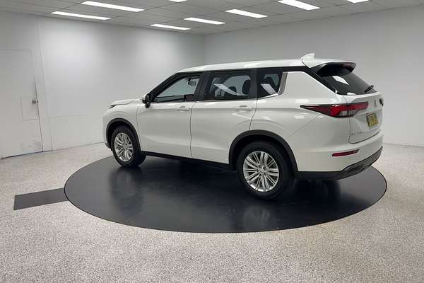 2023 Mitsubishi Outlander ES ZM