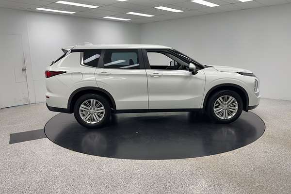 2023 Mitsubishi Outlander ES ZM