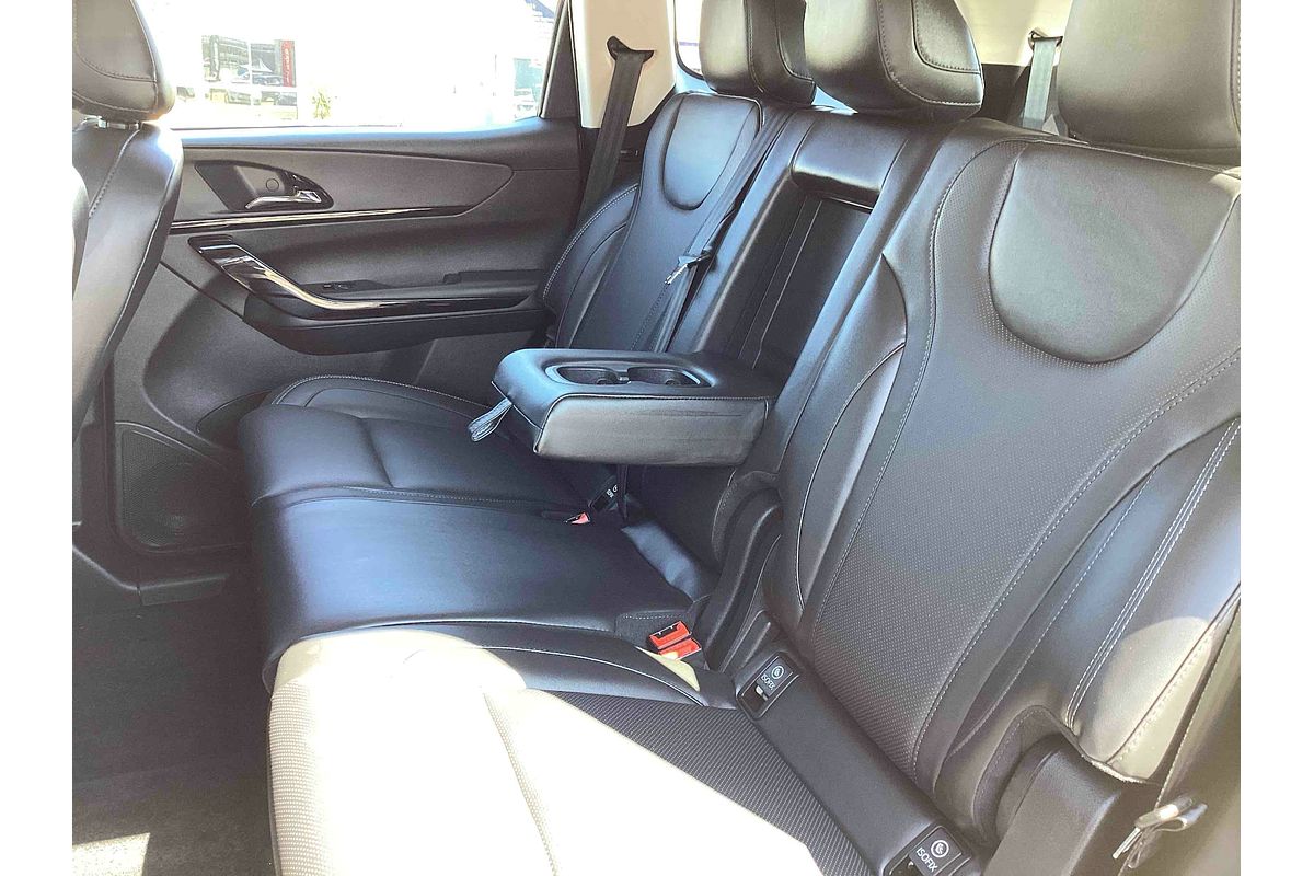 2025 Mahindra XUV700 AX7L
