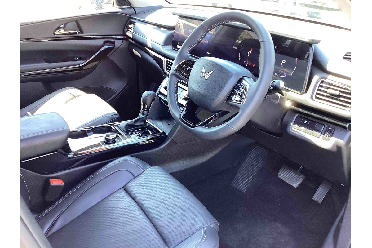 2025 Mahindra XUV700 AX7L
