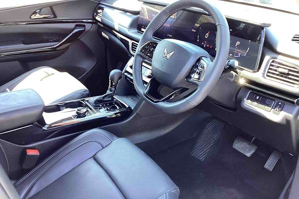 2025 Mahindra XUV700 AX7L