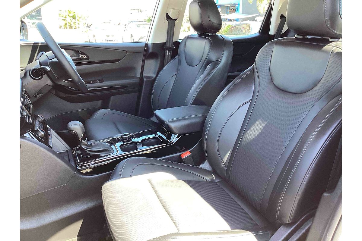 2025 Mahindra XUV700 AX7L