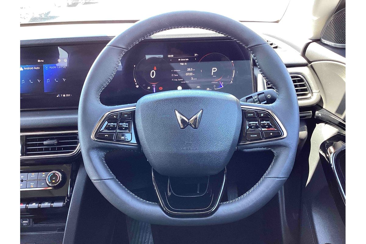 2025 Mahindra XUV700 AX7L