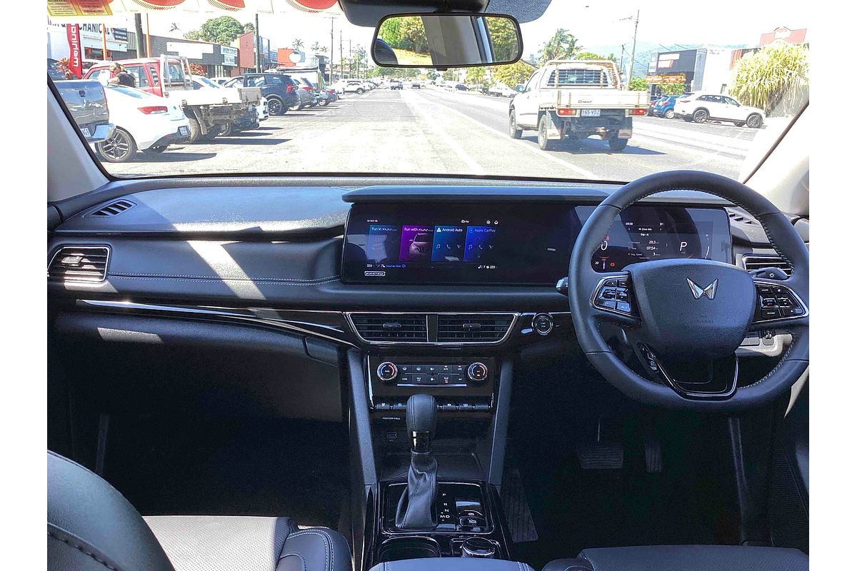 2025 Mahindra XUV700 AX7L