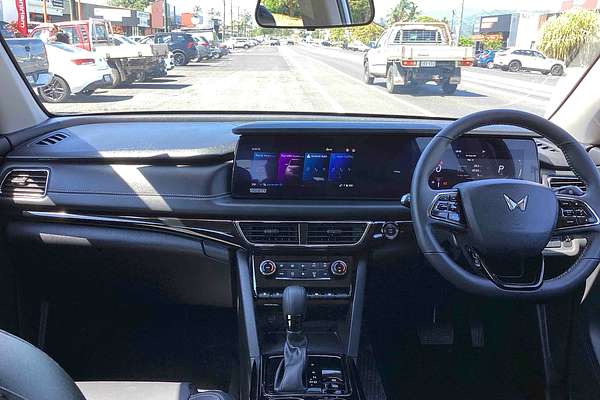 2025 Mahindra XUV700 AX7L