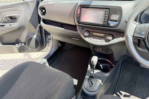 2018 Toyota VITZ F (HYBRID) NHP130