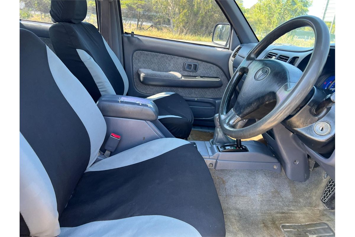 2003 Toyota Hilux SR5 VZN167R 4X4