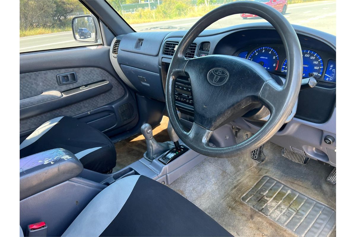 2003 Toyota Hilux SR5 VZN167R 4X4
