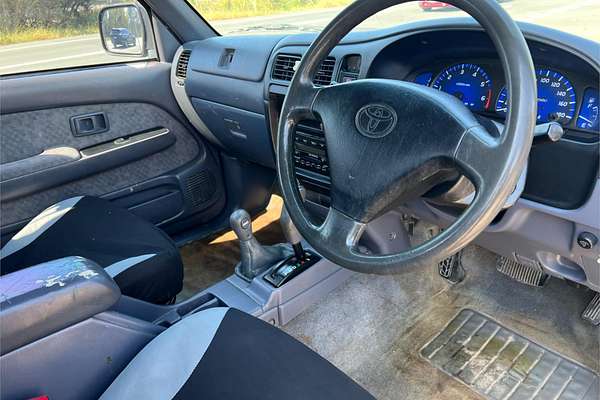 2003 Toyota Hilux SR5 VZN167R 4X4