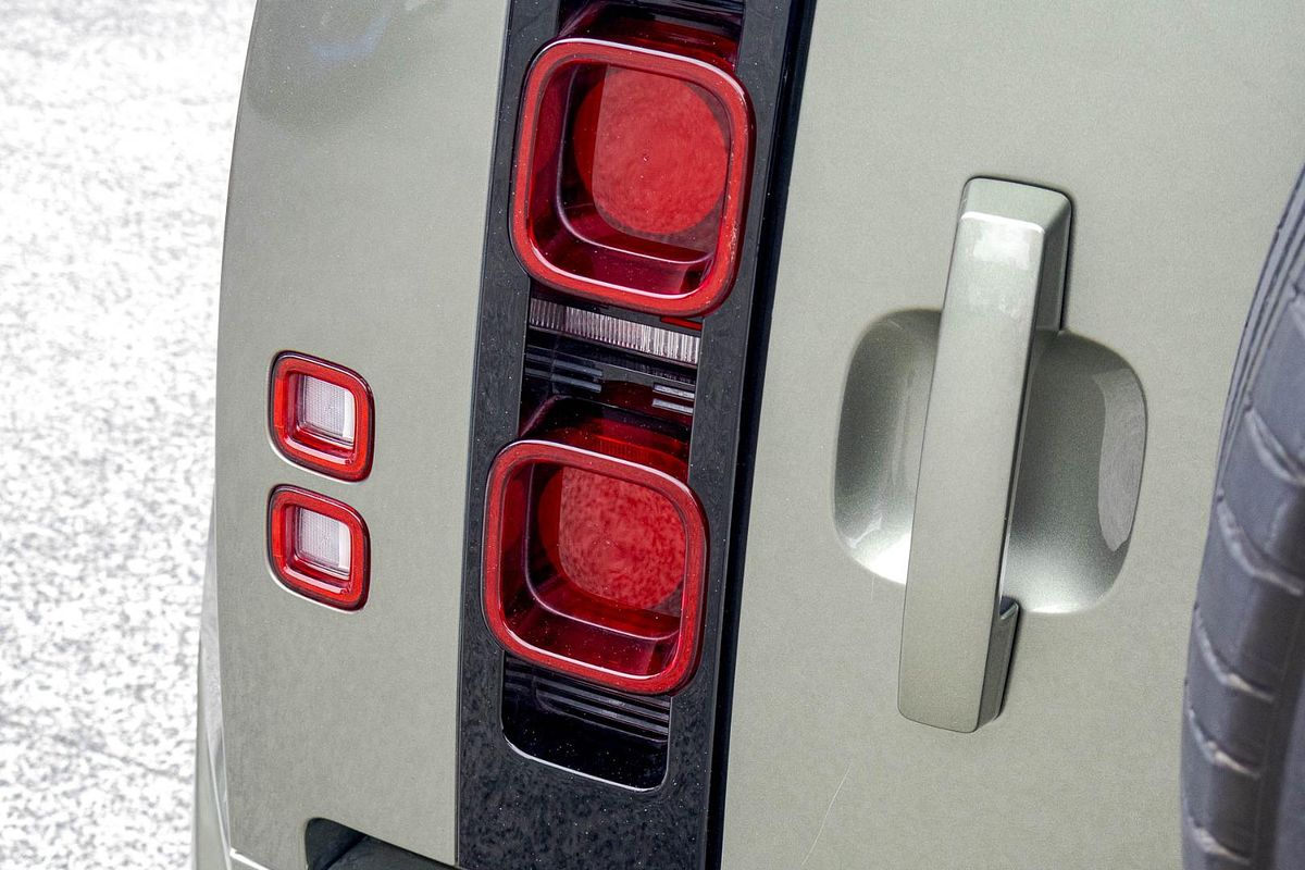 2021 Land Rover Defender 90 P400 HSE L663