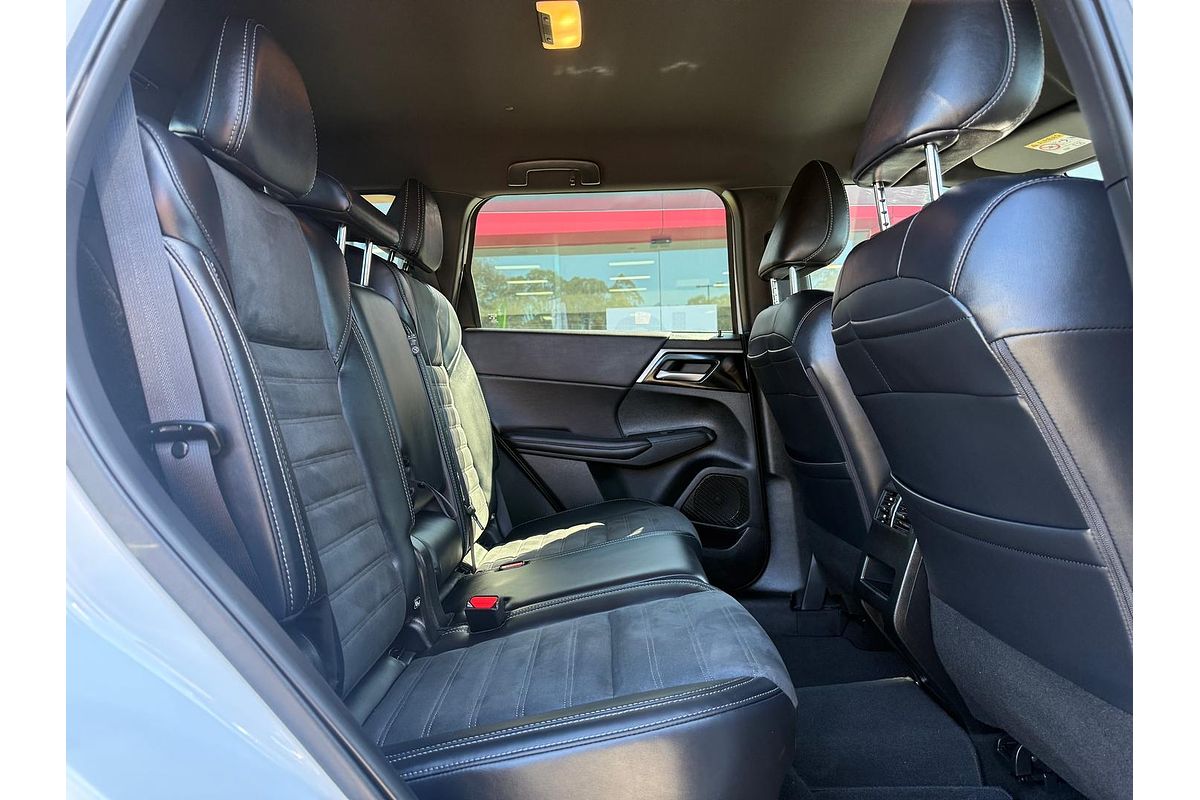 2024 Mitsubishi Outlander Black Edition ZM