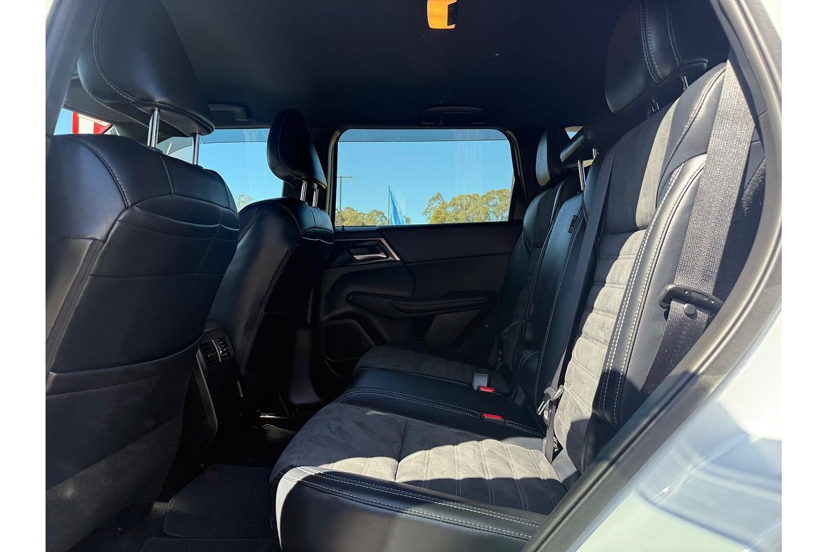 2024 Mitsubishi Outlander Black Edition ZM