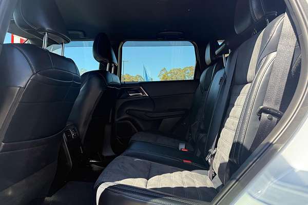 2024 Mitsubishi Outlander Black Edition ZM