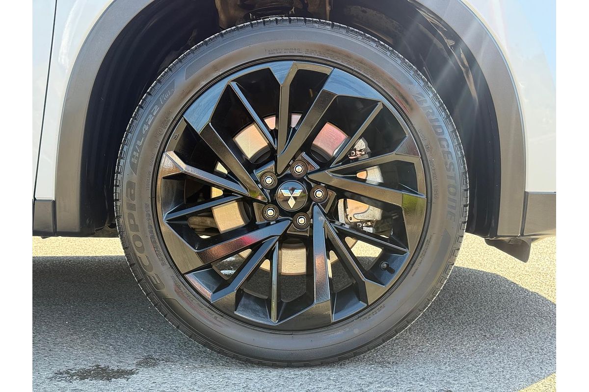 2024 Mitsubishi Outlander Black Edition ZM