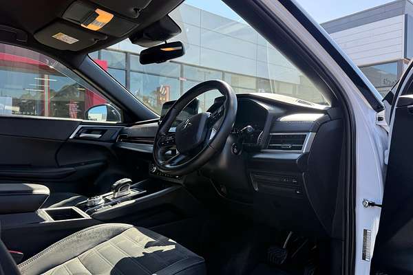 2024 Mitsubishi Outlander Black Edition ZM