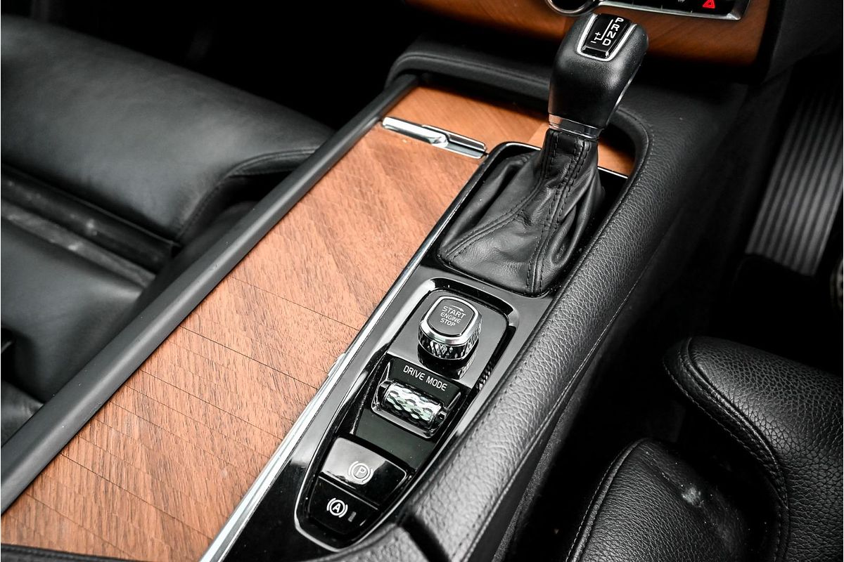 2020 Volvo XC90 T6 Momentum