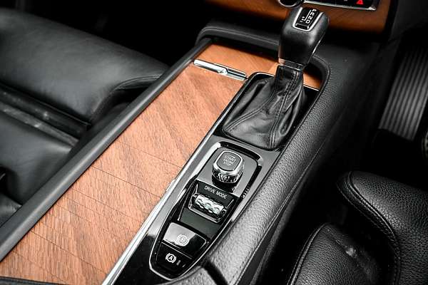 2020 Volvo XC90 T6 Momentum