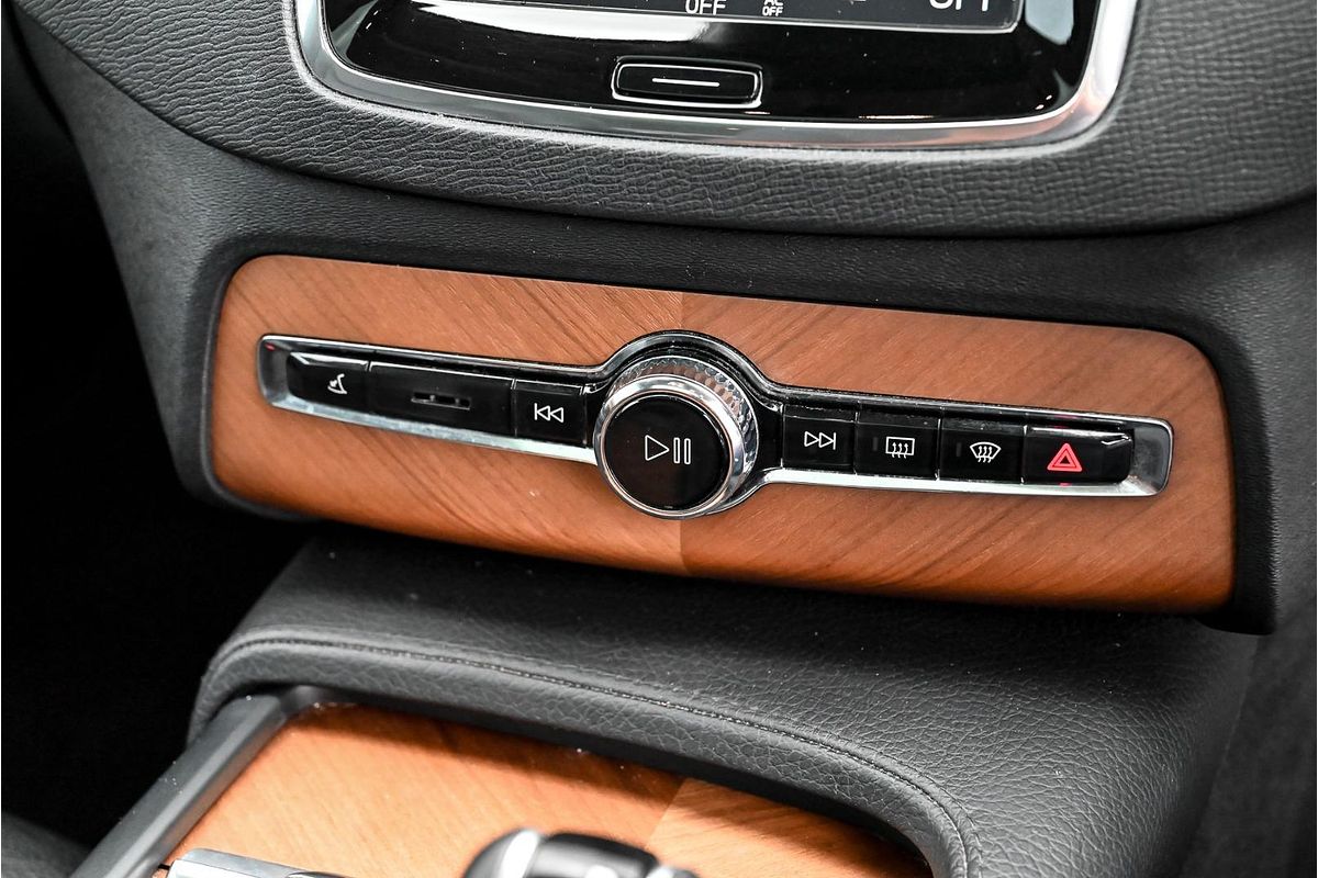 2020 Volvo XC90 T6 Momentum