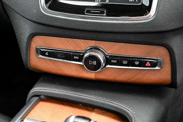 2020 Volvo XC90 T6 Momentum