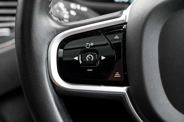 2020 Volvo XC90 T6 Momentum