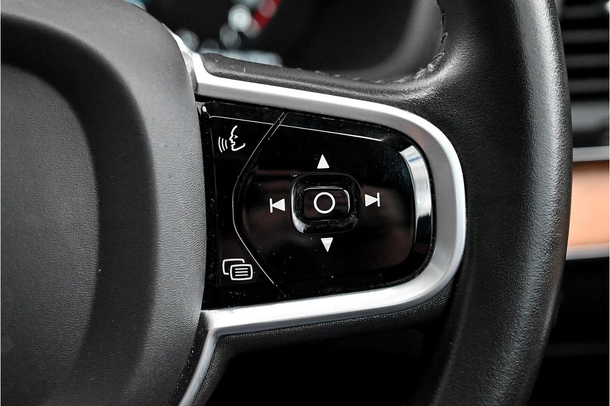 2020 Volvo XC90 T6 Momentum