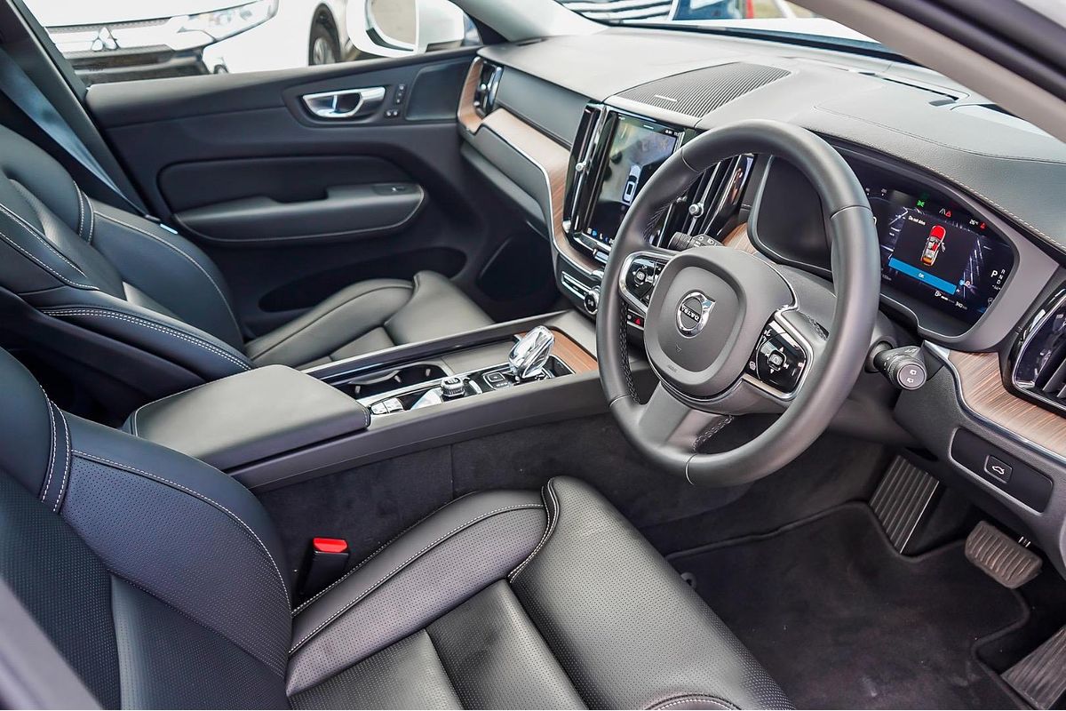 2022 Volvo XC60 Ultimate B5 Bright