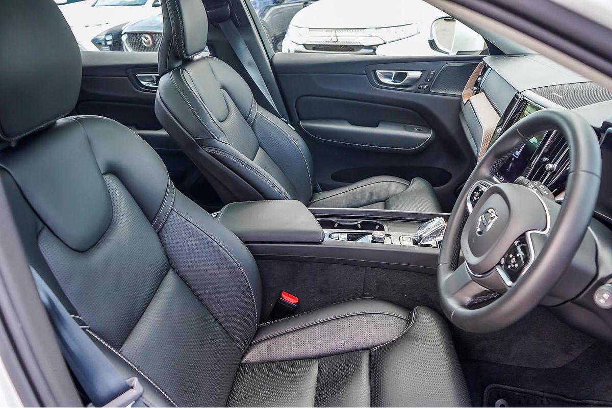 2022 Volvo XC60 Ultimate B5 Bright