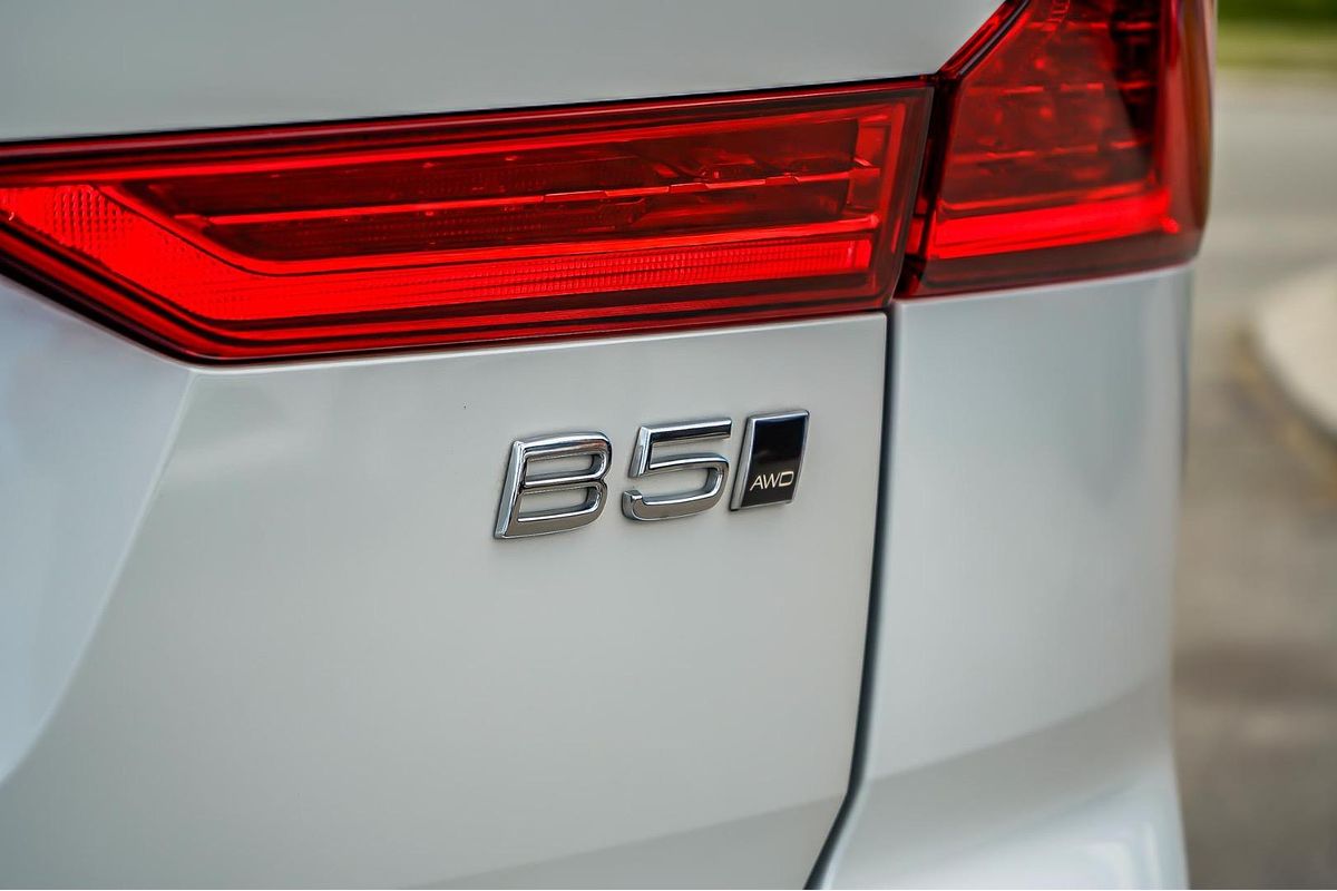 2022 Volvo XC60 Ultimate B5 Bright