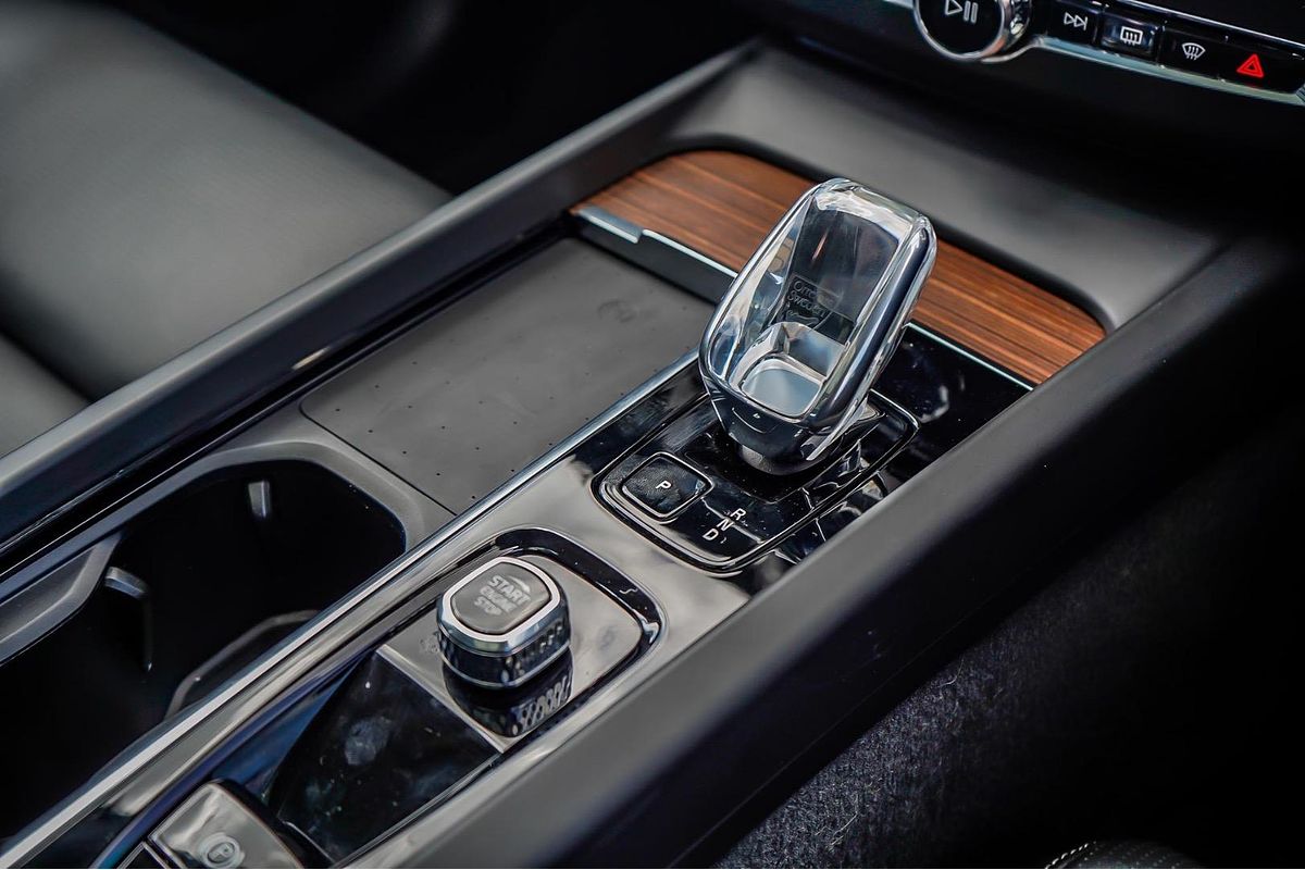 2022 Volvo XC60 Ultimate B5 Bright