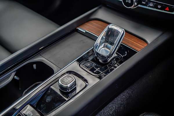 2022 Volvo XC60 Ultimate B5 Bright