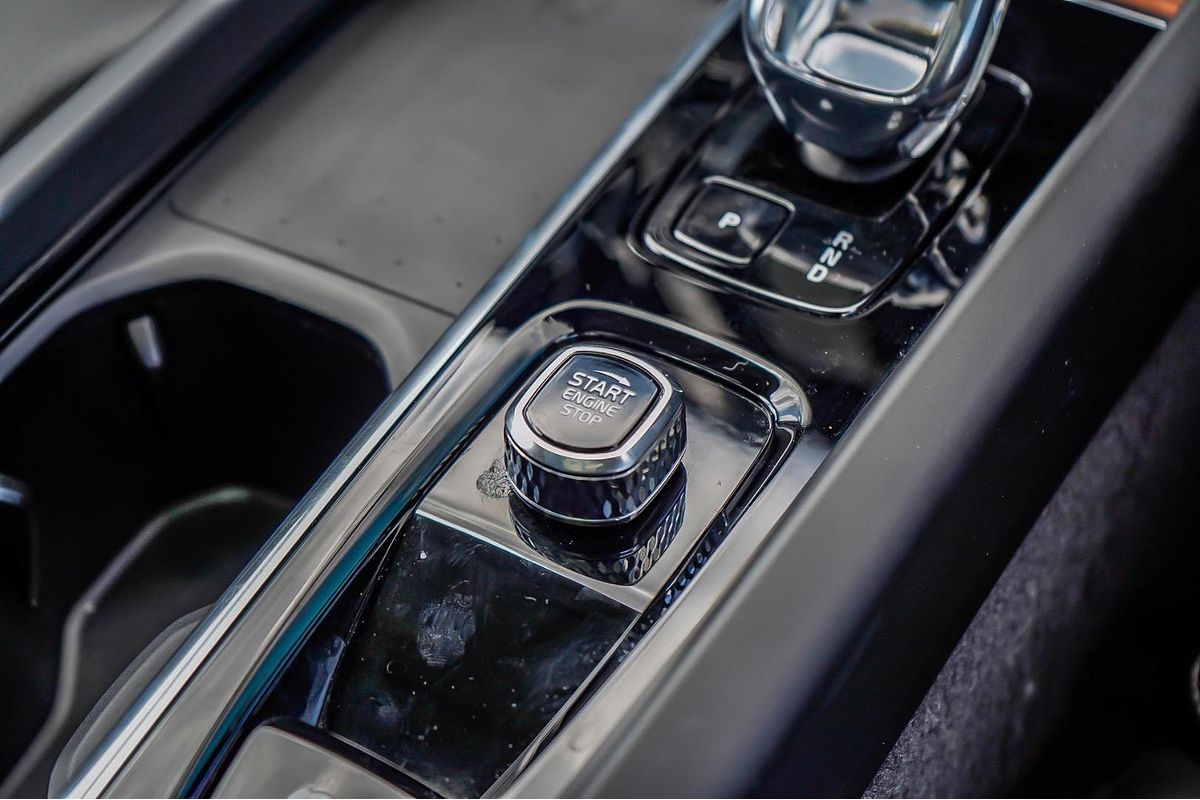 2022 Volvo XC60 Ultimate B5 Bright