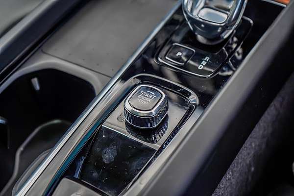 2022 Volvo XC60 Ultimate B5 Bright