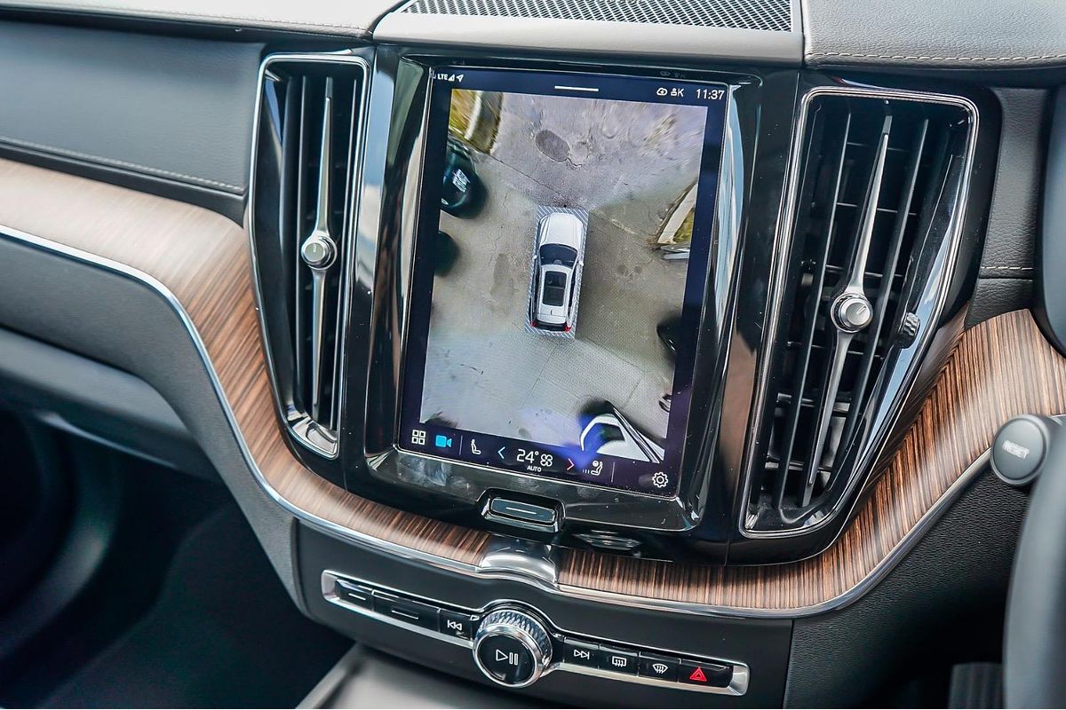 2022 Volvo XC60 Ultimate B5 Bright