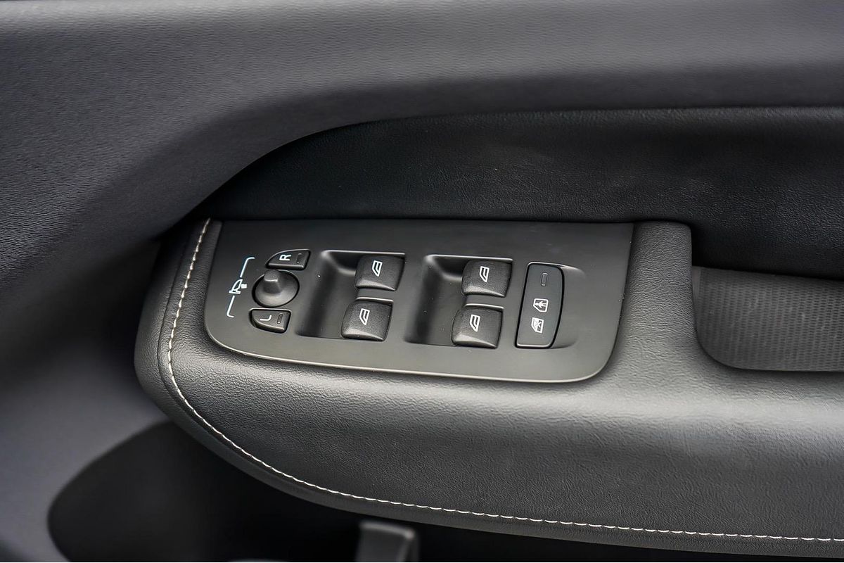 2022 Volvo XC60 Ultimate B5 Bright