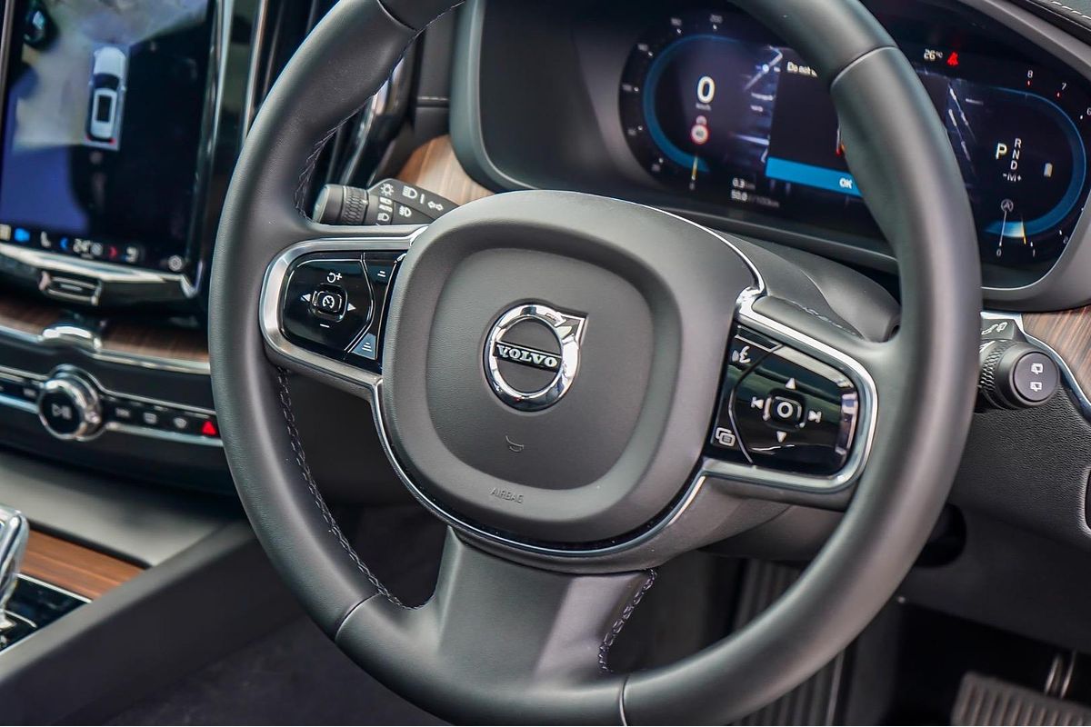 2022 Volvo XC60 Ultimate B5 Bright